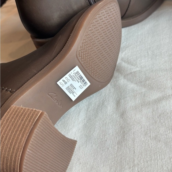 Clarks Collection Brown Leather Ankle Boots • Block Heel • Fall Fashion - Picture 7 of 8